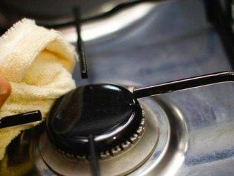 Comment et comment laver la grille de la cuisinière à gaz de la graisse et de la suie: un aperçu des remèdes maison efficaces