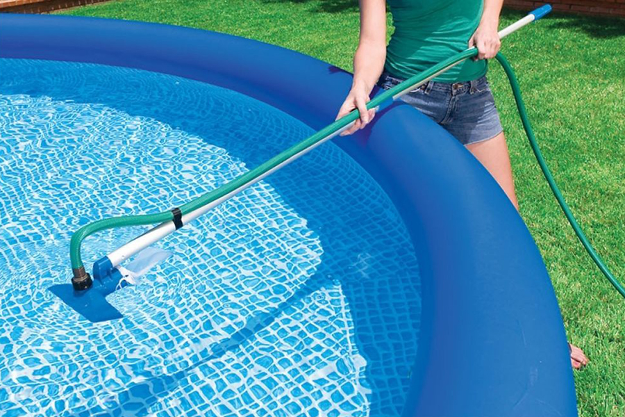 Choisir un aspirateur de piscine : classement des meilleurs modèles, trucs et astuces pour les acheteurs