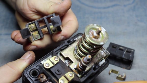 Raccordement d'un accumulateur hydraulique à un système d'alimentation en eau: options et schémas typiques