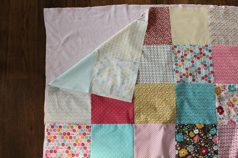 7 façons de plier soigneusement le couvre-lit hors du lit la nuit