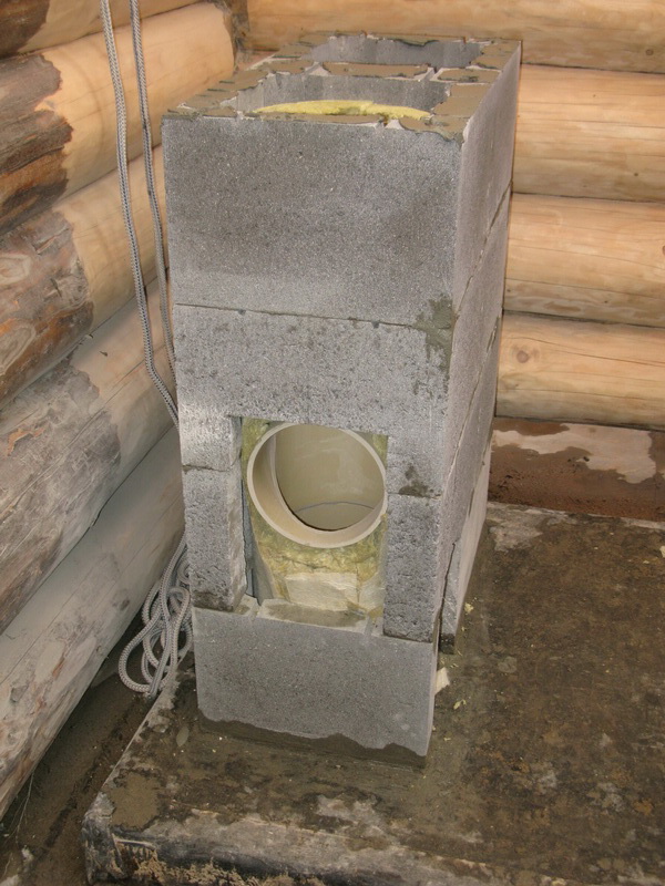 Installation d'une cheminée dans une maison en bois: appareil, installation