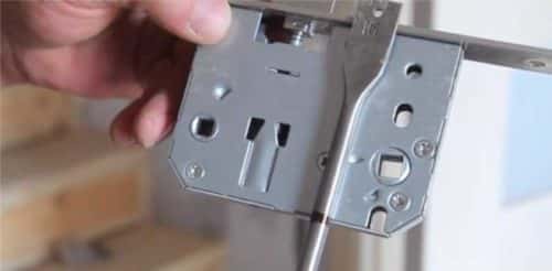 Comment installer indépendamment un loquet dans une porte intérieure: une instruction étape par étape avec une photo