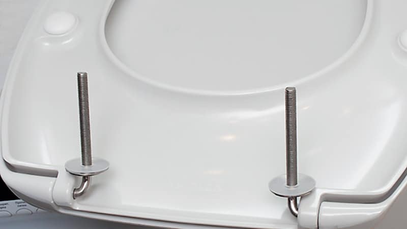 Fixation du couvercle des toilettes : comment retirer l'ancien et installer le nouveau correctement