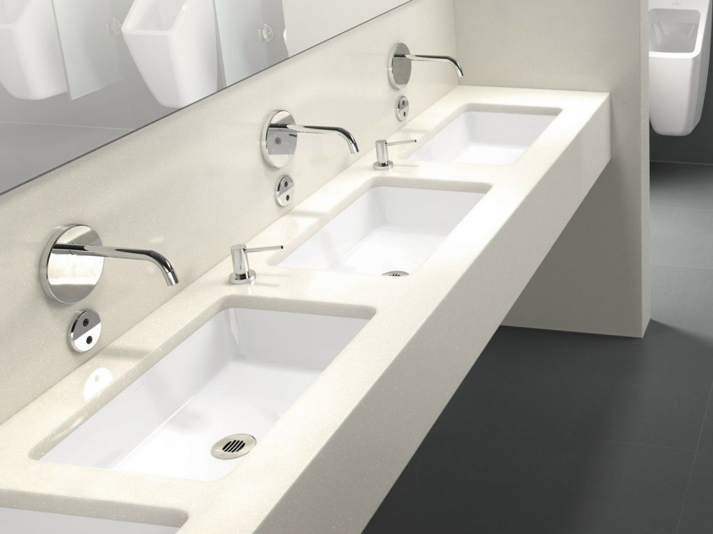 Lavabo suspendu dans la salle de bain