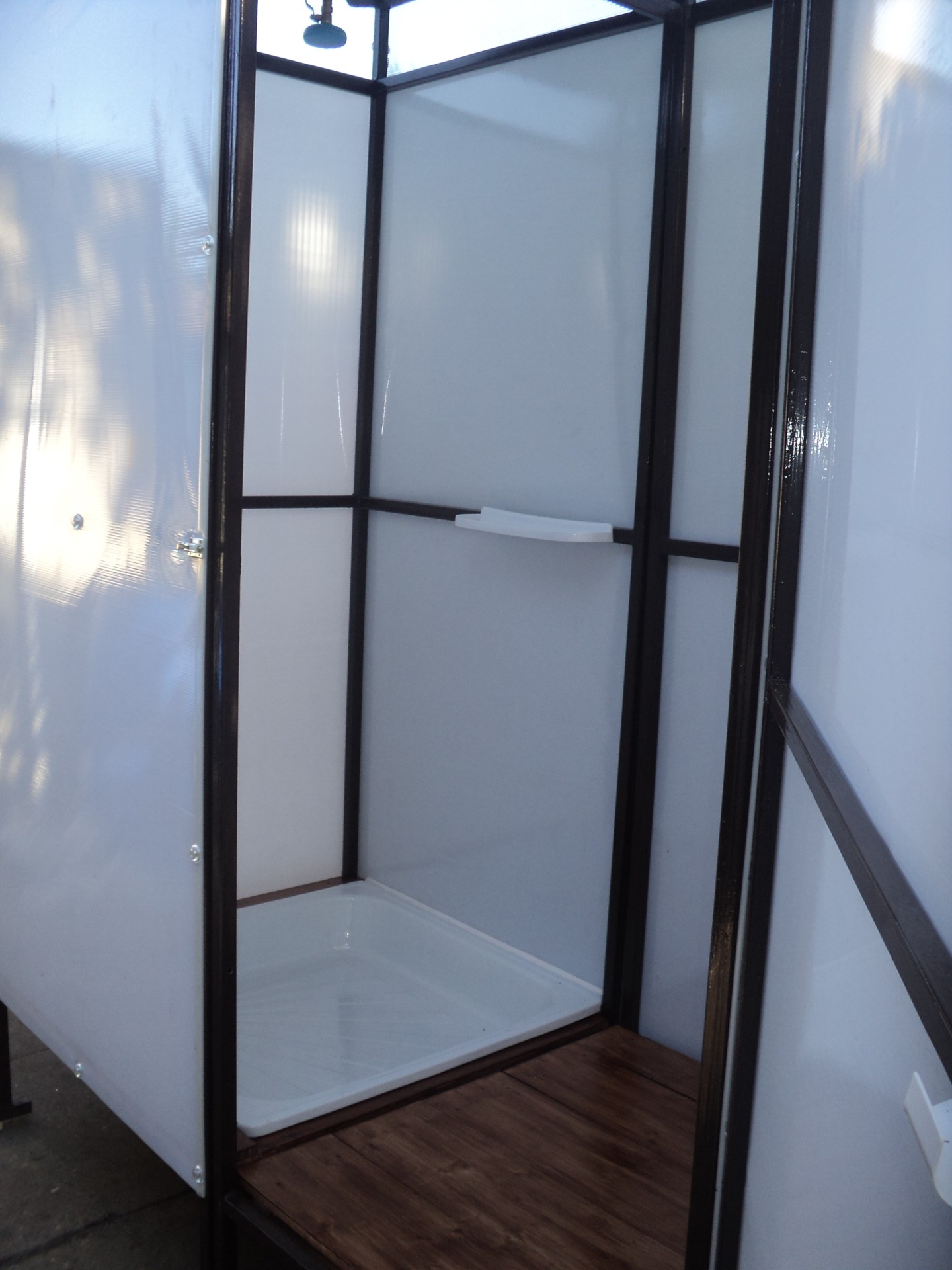 Nous fabriquons une cabine de douche à faire soi-même en polycarbonate dans le pays