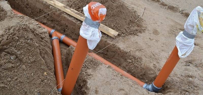 Comment faire de la plomberie dans le pays de vos propres mains: règles de pose, d'installation et d'aménagement