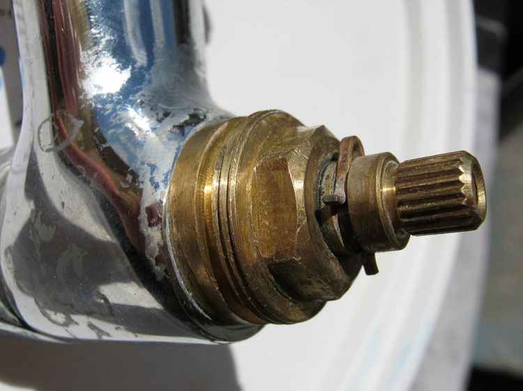 Comment réparer une boîte de robinet pour un mélangeur de vos propres mains: instructions simples