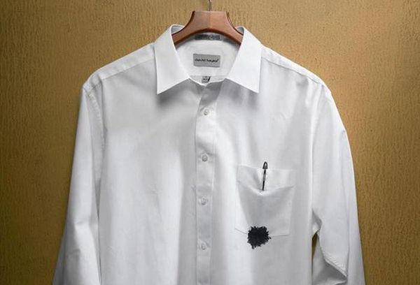 Comment éliminer facilement les marques de stylo des chemises à l'aide de la laque pour cheveux