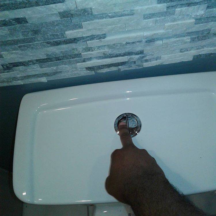 Que faire si de l'eau coule dans les toilettes - examen vidéo