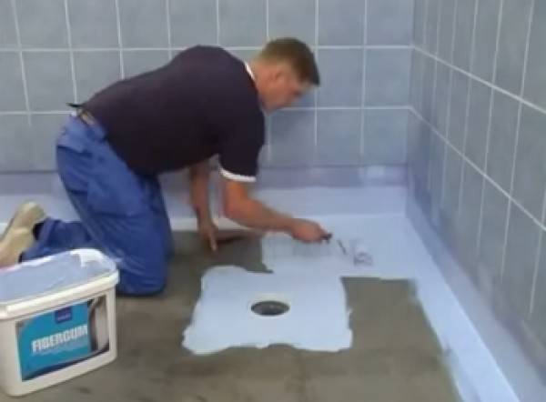 Revêtement imperméabilisant pour une salle de bain sous un carrelage