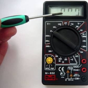 Comment vérifier la tension dans une prise avec un multimètre: règles de mesure