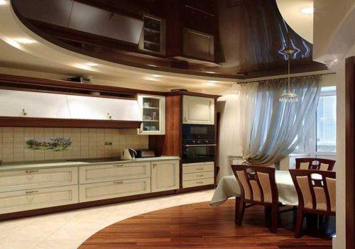 Plafonds tendus dans la cuisine: caractéristiques de choix, de conception et d'installation