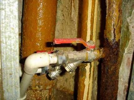 Comment remplacer les colonnes montantes d'eau dans un appartement: un guide étape par étape