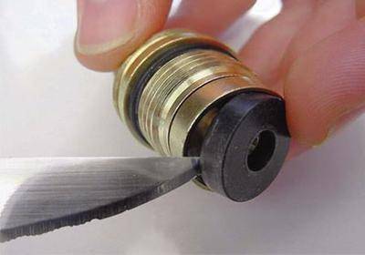 Que faire lorsqu'un robinet fuit : causes possibles d'un dysfonctionnement + réparations typiques