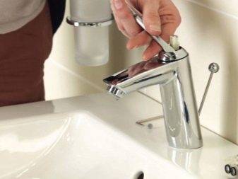 Comment changer le robinet de la cuisine : retirez l'ancien robinet et installez-en un nouveau