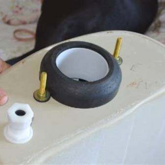 Joint entre le réservoir et les toilettes: types, objectif, caractéristiques d'installation