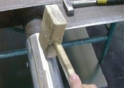 Instructions pour l'installation de gouttières pour le toit: comment effectuer vous-même les travaux d'installation