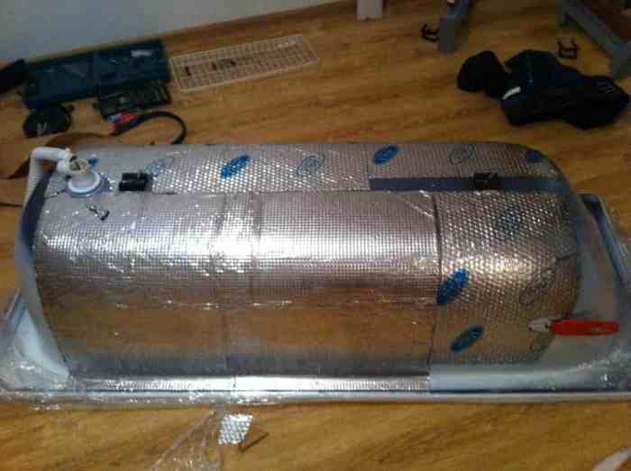 Comment installer un bain sur des briques: disposez une base et un côté en briques