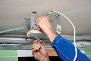 Hypothèque sous un lustre dans un plafond tendu: instructions d'installation de plates-formes pour lustres