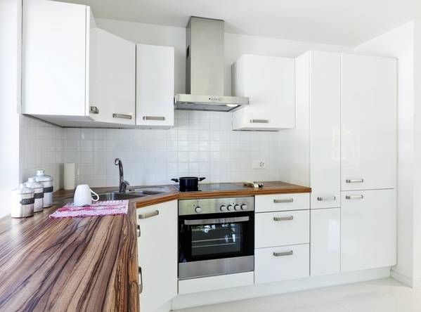 Comment utiliser efficacement les espaces étroits entre les meubles dans la cuisine ou la salle de bain