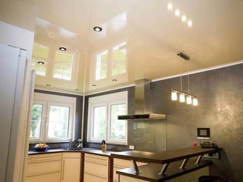 Plafonds tendus dans la cuisine: caractéristiques de choix, de conception et d'installation