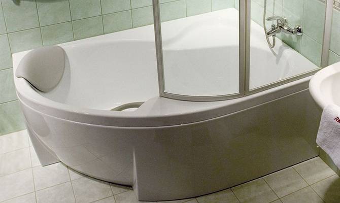 Entretien du bain acrylique à la maison: conseils utiles