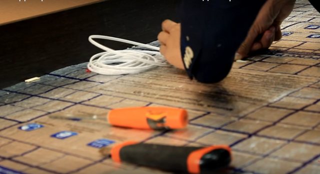 Est-il possible de poser un tapis sur un sol chaud et du carrelage ?