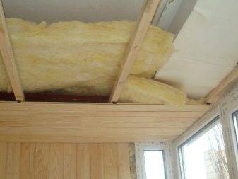 Isolation du plafond dans une maison privée en bois de l'intérieur et de l'extérieur: le choix du meilleur matériau et les nuances d'installation