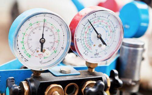 Ravitaillement d'un système divisé: comment remplir de vos propres mains un équipement climatique avec du fréon