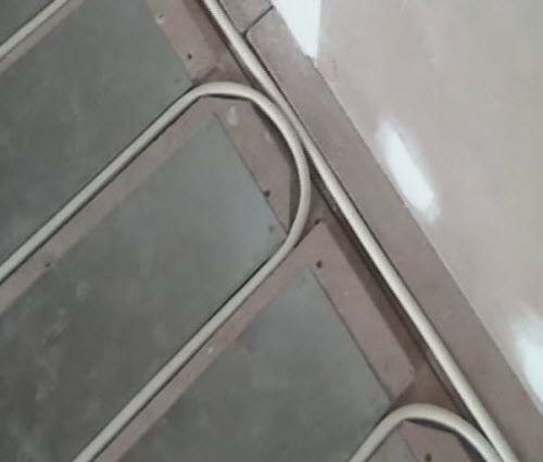 Planchers d'eau chaude sur un plancher en bois: caractéristiques de la pose du système sur une base en bois