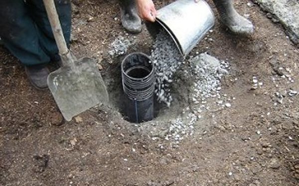 Filtre à boue fait maison pour un puits à partir de matériaux improvisés et d'un tuyau en plastique
