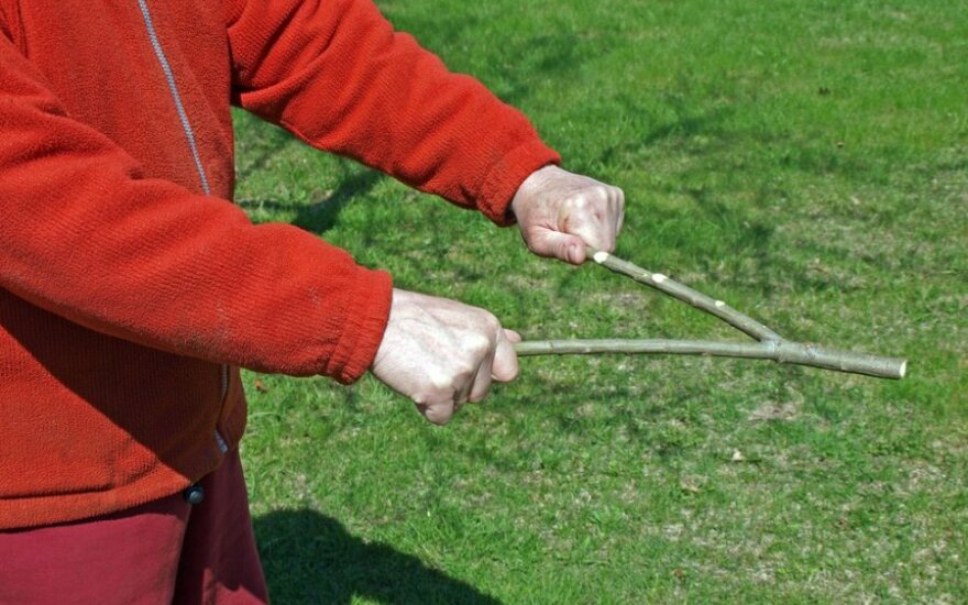 Comment trouver de l'eau pour un puits: un aperçu du "grand-père" et des méthodes de recherche modernes