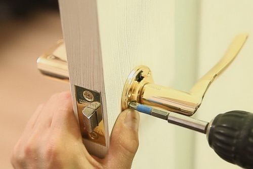 Installer une serrure sur la porte : comment le faire soi-même ?