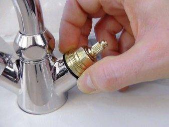 Comment changer le robinet de la cuisine : retirez l'ancien robinet et installez-en un nouveau