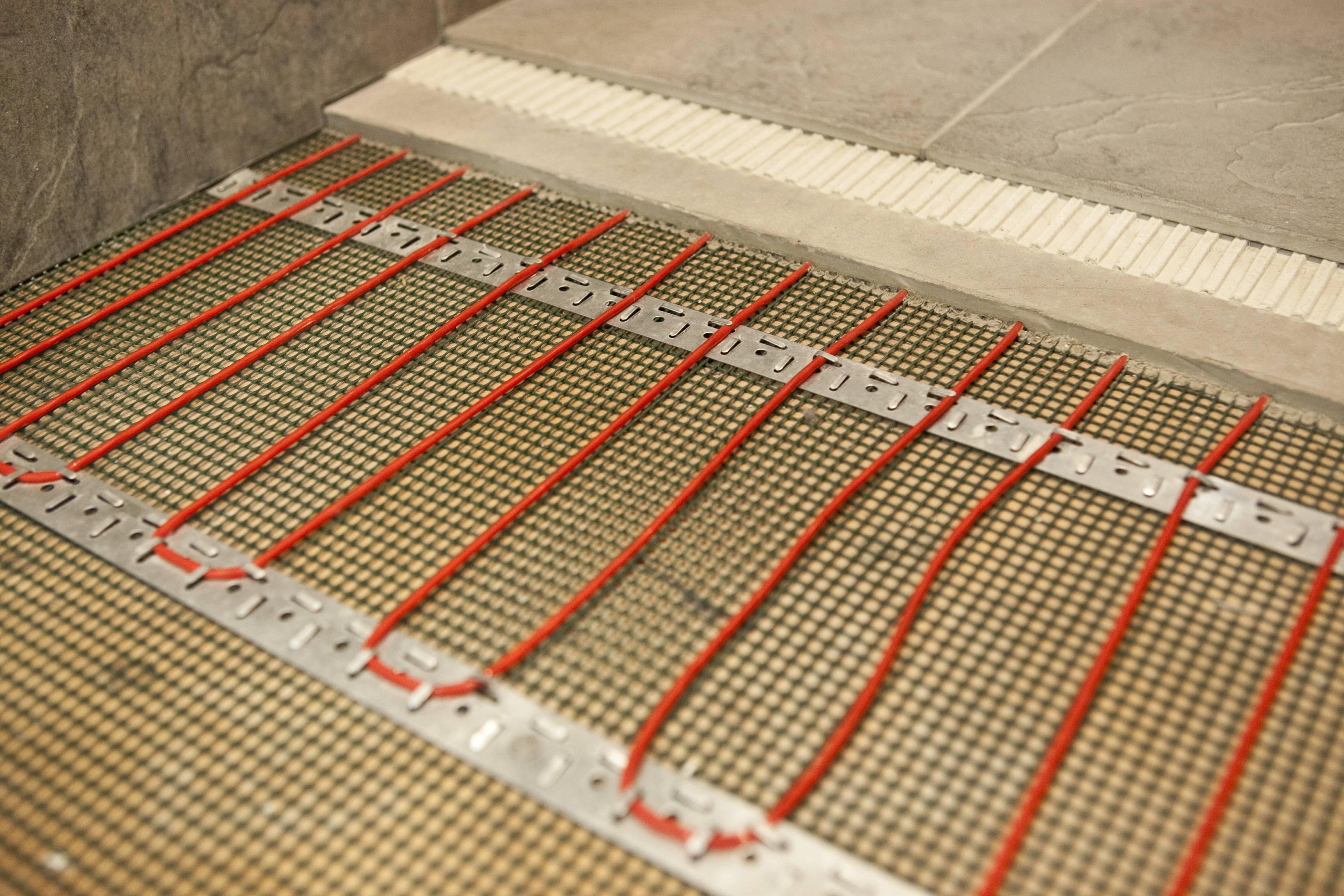Chauffage au sol au carbone : ce qui est différent du reste. le principe de fonctionnement de la version tige ou film. Puis-je mettre la tige infrarouge sous le carrelage ou le bois ?