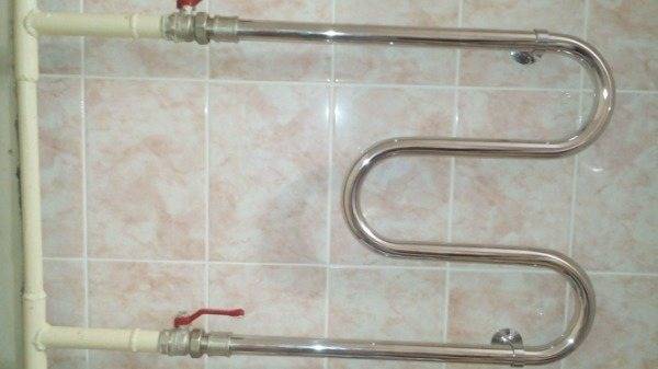 Ce à quoi vous devrez faire face lors du transfert d'un sèche-serviettes sur un autre mur