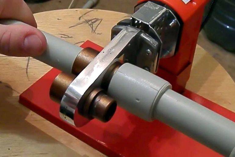 Machine à souder pour tuyaux en polyéthylène: laquelle est préférable d'acheter et comment l'utiliser correctement