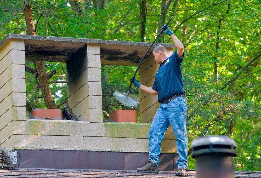 Comment nettoyer la cheminée de la suie dans une maison privée: méthodes et moyens de nettoyage, de dorure, de nettoyage avec des remèdes populaires, de prévention de la pollution