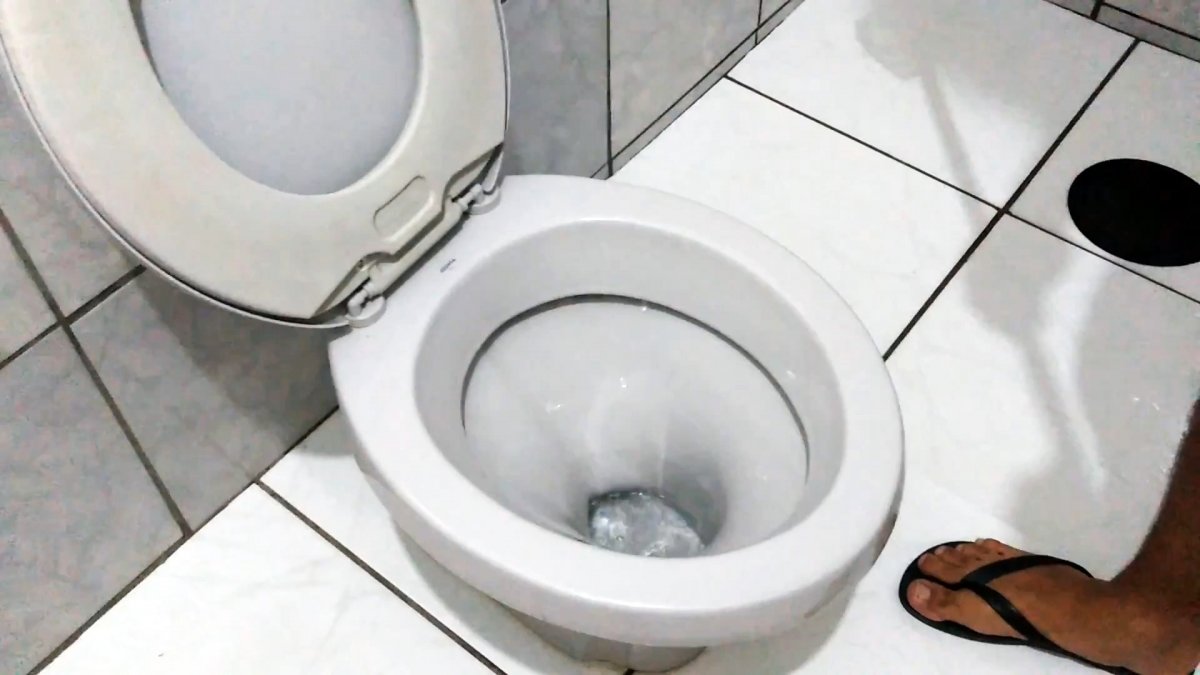 Comment nettoyer les toilettes avec une bouteille: instructions détaillées