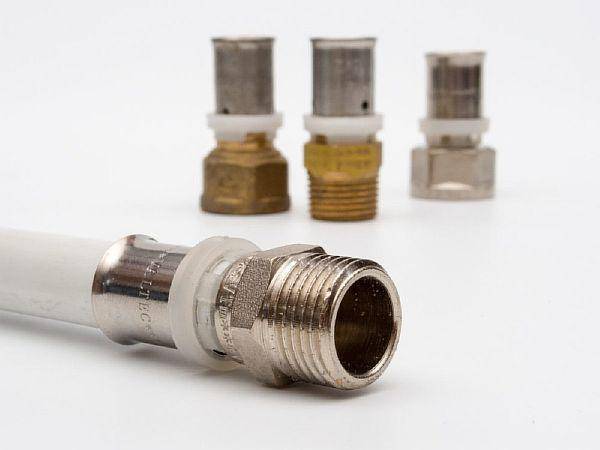 Raccords à sertir pour tuyaux métal-plastique: types, marquage, objectif + exemple de travail d'installation