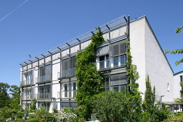 Comment équiper une éco-maison : construire une maison de campagne selon les normes environnementales