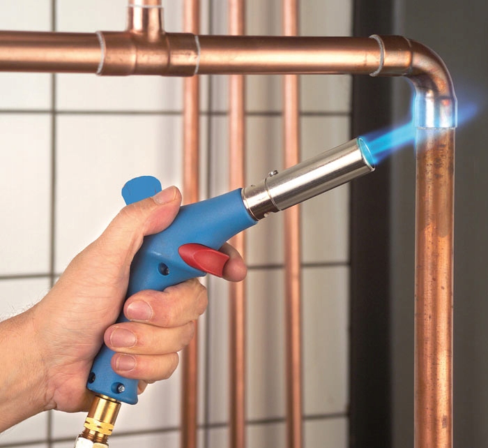 Souder des tubes en cuivre avec un brûleur à gaz : conseils et étapes pour l'auto-soudure