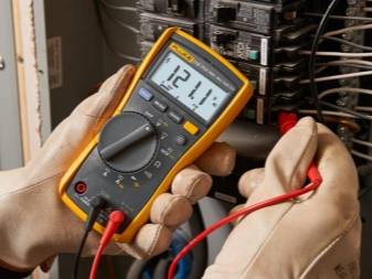 Comment vérifier la tension dans une prise avec un multimètre: règles de mesure