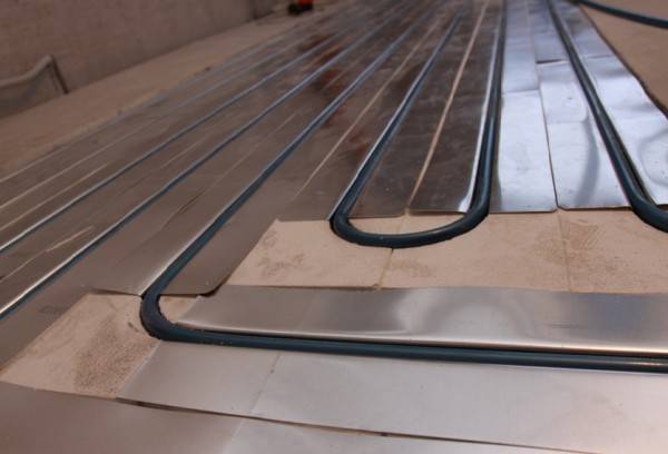 Chauffage au sol sous stratifié sur un sol en béton : nuances de design + notice de pose détaillée