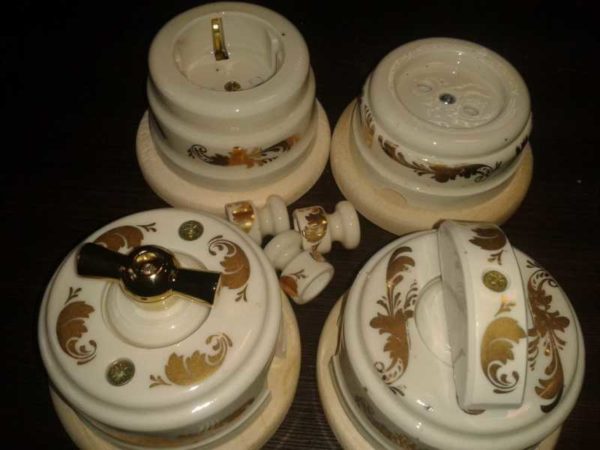 Câblage rétro ouvert dans une maison en bois: élégant et insolite