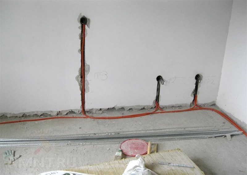 Poursuivre les maisons à panneaux: caractéristiques du câblage électrique dans une maison à panneaux