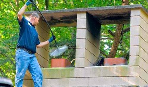 Nettoyer les cheminées des poêles et cheminées de la suie: les meilleurs moyens et méthodes pour se débarrasser de la suie dans la cheminée
