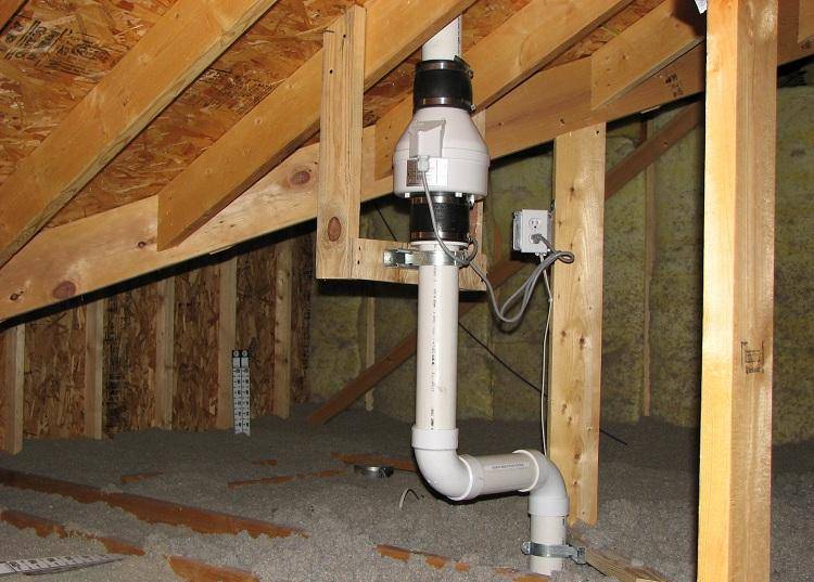 Installation d'un tuyau d'égout pour l'assainissement: nous ventilons correctement