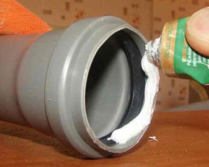 Comment et comment réparer une fuite dans un tuyau d'égout - règles de réparation