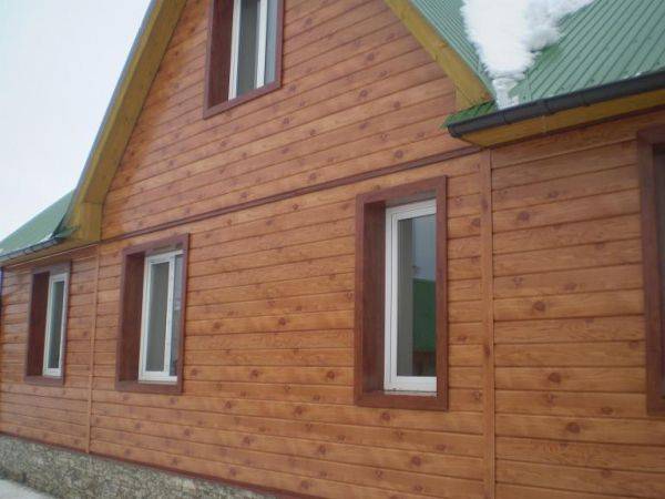 Comment recouvrir une maison en bois de l'extérieur: les meilleurs types de matériaux et leurs technologies d'installation